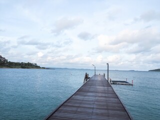 Obraz premium Khao Laem Ya National Park, the evening with water and beautiful sky, suitable for tourism presentation in Rayong and Thailand.