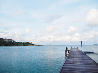 Obraz premium Khao Laem Ya National Park, the evening with water and beautiful sky, suitable for tourism presentation in Rayong and Thailand.