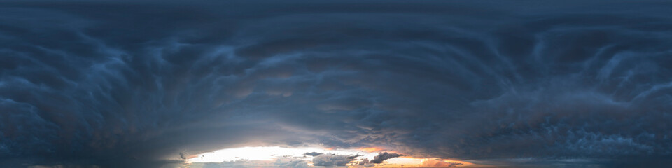 360°-Panoramahimmel am Abend mit dunklen Wolken ohne Boden, zur Verwendung in 3D-Grafiken und...