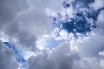 Cielo de verano con nubes de tormenta a contraluz del sol