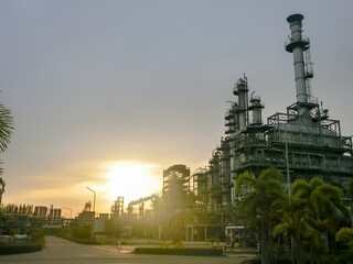 Fototapeta na wymiar plant petrochemical An evening with the setting sun