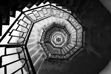 Scale a chiocciola all'interno del faro Voltiano di brunate vista dal basso, fotografia in bianco e nero viaggi e architetture in Italia
