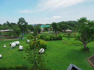 Obraz premium A park with bright green nature