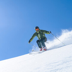 Gekonnt im frischen Pulverschnee skifahren