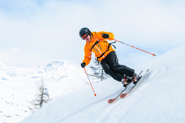 Fototapeta na wymiar Sportlich-dynamisch und elegant Skifahren im freien Gelände