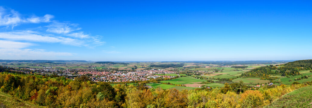 Herbstliches Panorama der mittelfränischen Stadt Weißenburg an einem sonnigen Tag
