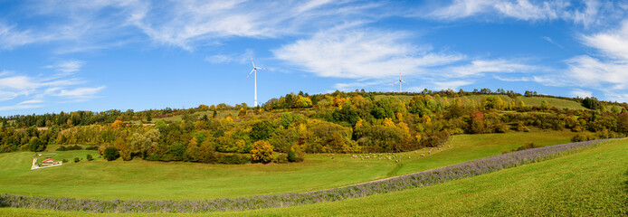 Ländlich geprägte Natur bei Weißenburg im Naturpark Altmühltal im Herbst