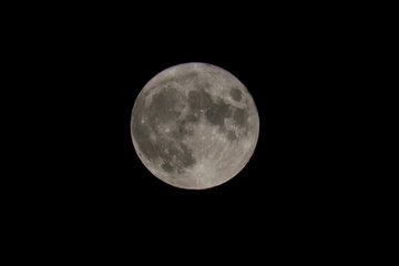 Luna llena en una noche sin nubes. 