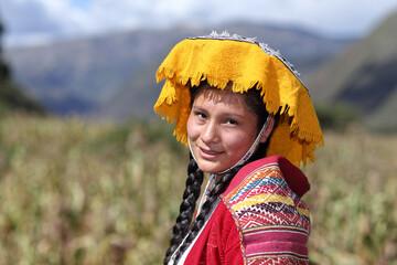 Peruanisches Mädchen in traditioneller Tracht in der Nähe von Andahuaylillas, Cusco.