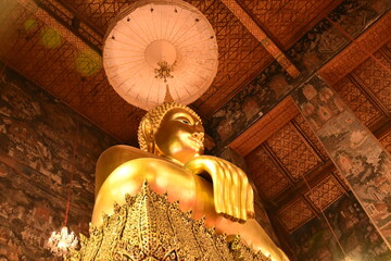 golden buddha statue