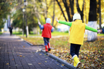 Obraz premium Children walk in the autumn park