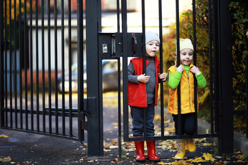 Obraz na płótnie Canvas Children walk in the autumn park