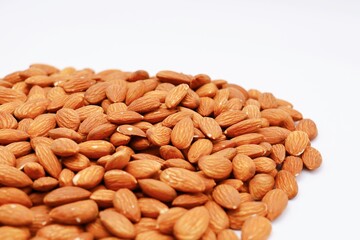 アーモンド　白背景