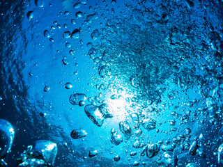 Luftblasen unter Wasser gegen das Sonnenlicht als Hintergrund oder Textur - obrazy, fototapety, plakaty