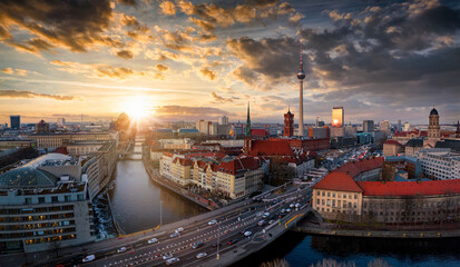 Panorama der Skyline von Berlin. Deutschland, mit dem Fluss Spree, Berliner Dom und dem Alexander Platz bei Sonnenuntergang © moofushi