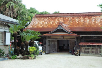錆びた屋根の建物