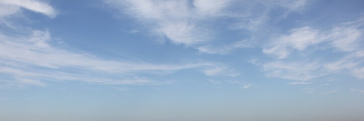 爽やかな青空と白い雲