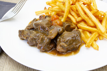 assiette de boeuf bourguignon et frites