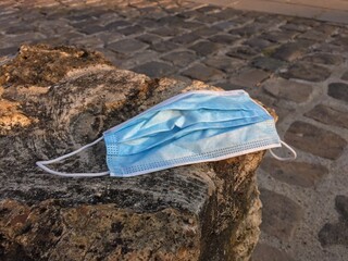 Masque chirurgical jeté en ville