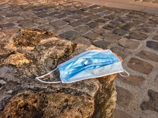Masque chirurgical jeté en ville