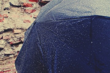 Gotas de lluvia sobre un paraguas negro.