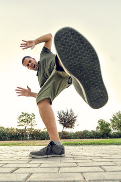 hombre en posici&oacute;n contra picado