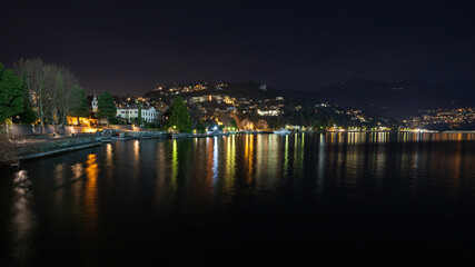 Obraz premium paesaggio notturno sulla città e sul lago di Como