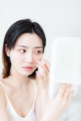 Fototapeta premium Asian woman doing makeup