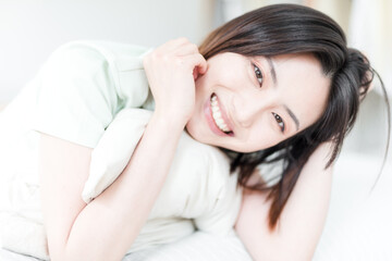 Fototapeta premium Asian women playing in the bedroom