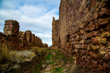 Murallas de piedras de fortaleza en ruinas de colores tierra