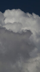 Gros cumulus dans un ciel dégagé