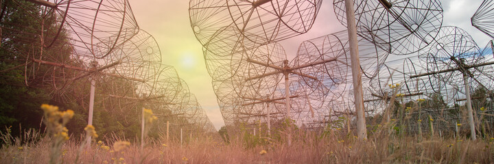 A long row of radio telescopic antennas