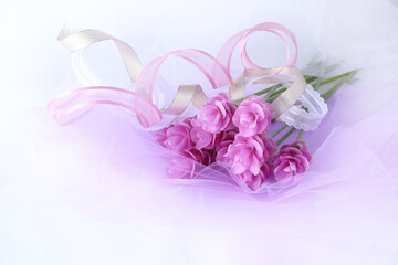 薄紫のチュールとピンクのクルクマの花束