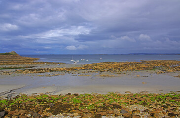 Bretagne, marée basse et ciel d'orage