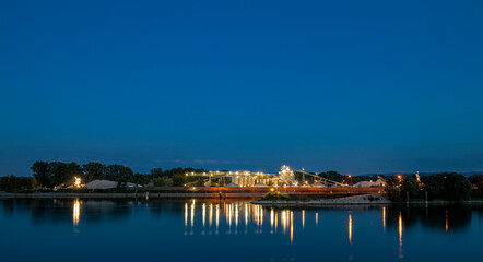Kiesfabrik am Rhein bei Nacht