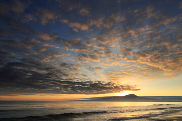 Fototapeta na wymiar 日本海の弓ヶ浜半島からの伯耆大山と日の出