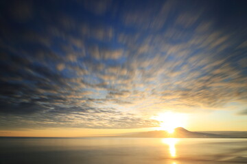 Obraz premium 日本海の弓ヶ浜半島からの伯耆大山と日の出