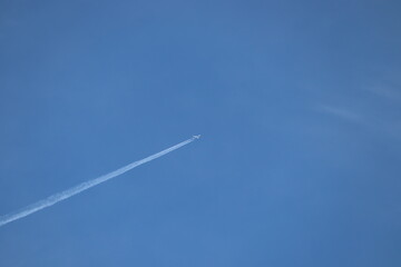 日本の空に飛行機雲