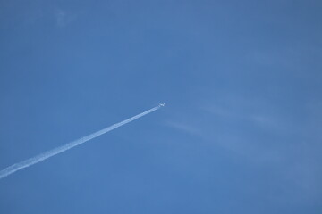 日本の空に飛行機雲
