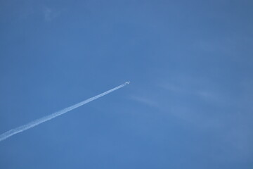 日本の空に飛行機雲