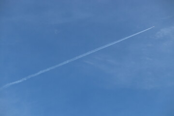 日本の空に飛行機雲