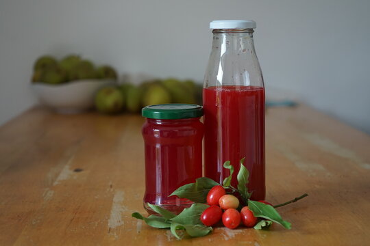 cornel Kirschen saft selbst gemacht,Die Kornelkirsche (Cornus mas), auch Herlitze, D&uuml;rlitze, Hirlnuss, in &Ouml;sterreich auch Dirndl, Dirndling, Dirndlstrauch oder Gelber Hartriegel,gelee und Saft