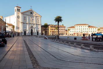 Obraz premium Duomo di Palmanova a Piazza Grande- Chiesa vista al tramonto 