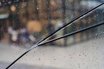雨降りの街でビニール傘の中から見る雨の雫