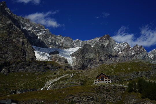 Ghiacciaio sul monte Cervino sulle Alpi Italiane poco sotto uno dei rifugi alpini in una immagine panoramica spettacolare
