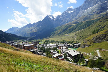 Fototapeta na wymiar Cervinia nella sua vallata e sullo sfondo le Alpi Italiane