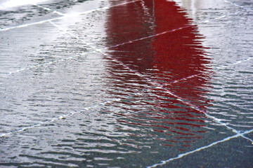 水面に映る赤いオブジェ