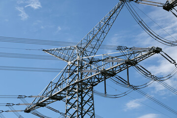 Hochspannungsmast für elektrische Leitungen
