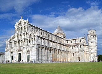 Obraz premium View of the leaning tower and Cathedral on a Sunny day