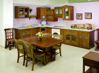 Cocina con mesa y sillas